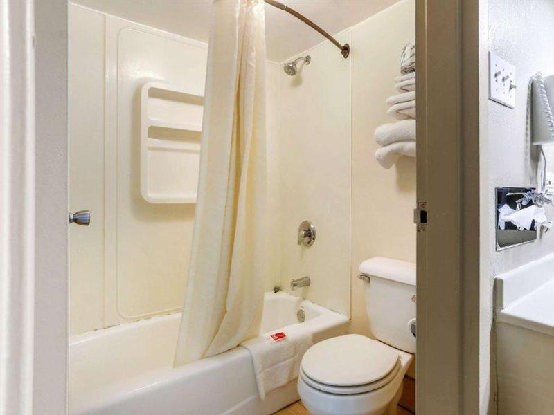 Shorewood Econo Lodge מראה חיצוני תמונה