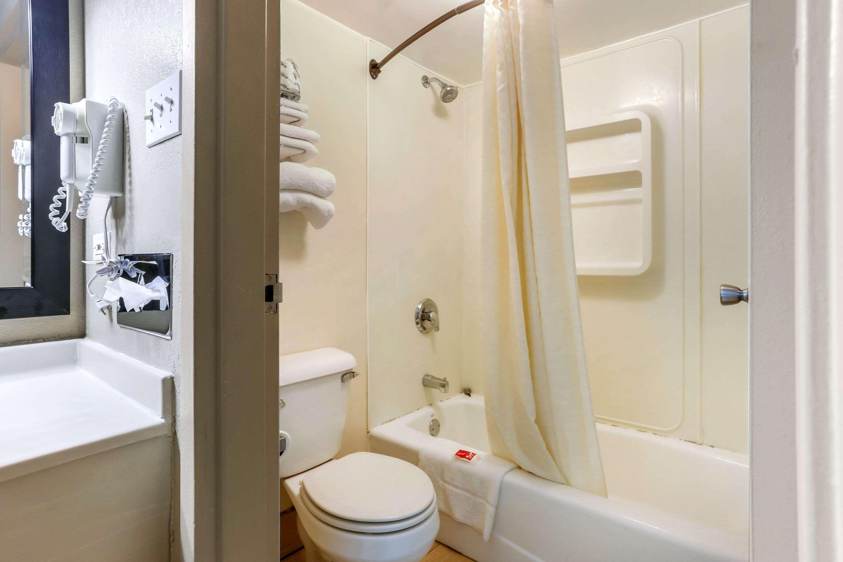 Shorewood Econo Lodge מראה חיצוני תמונה