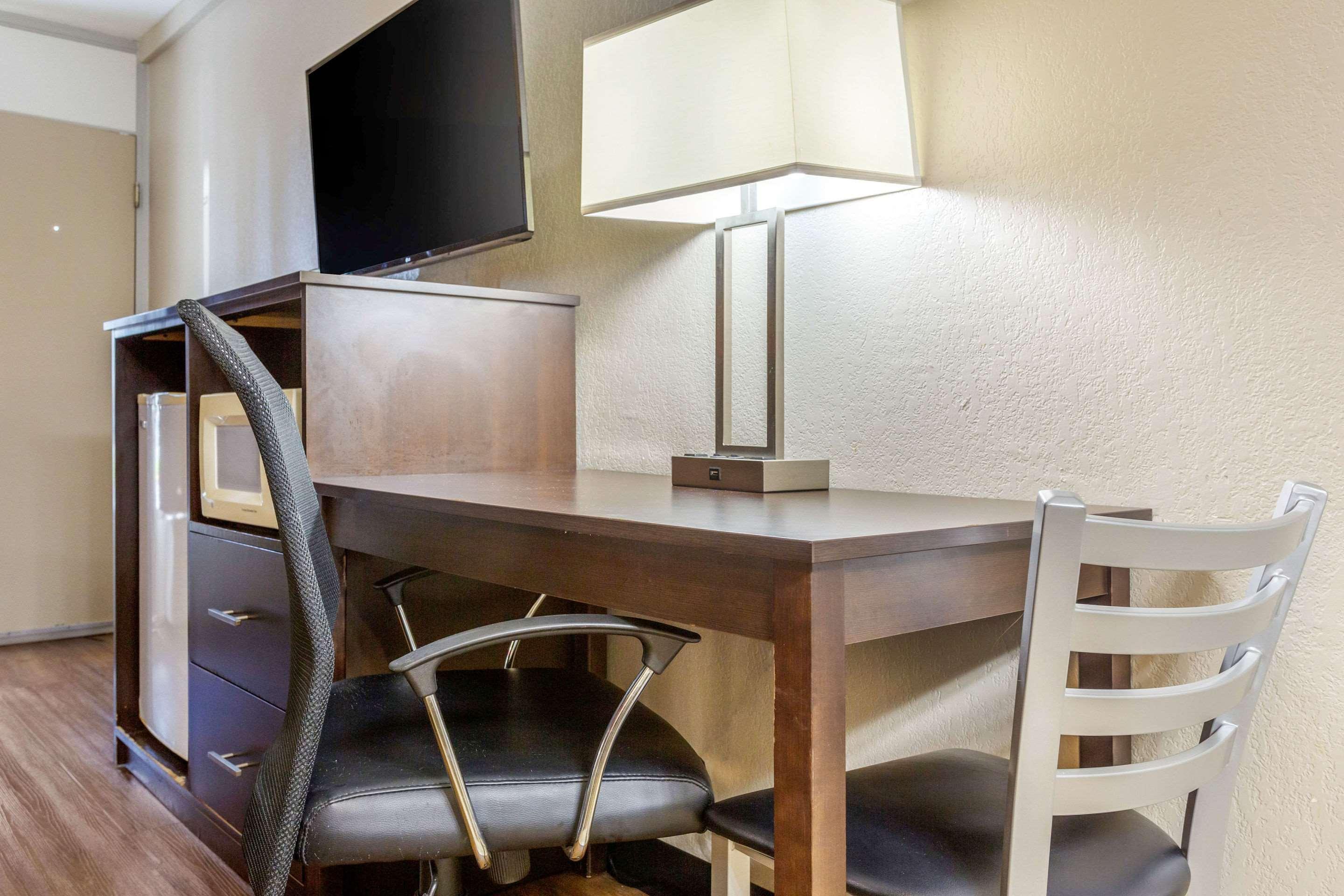 Shorewood Econo Lodge מראה חיצוני תמונה