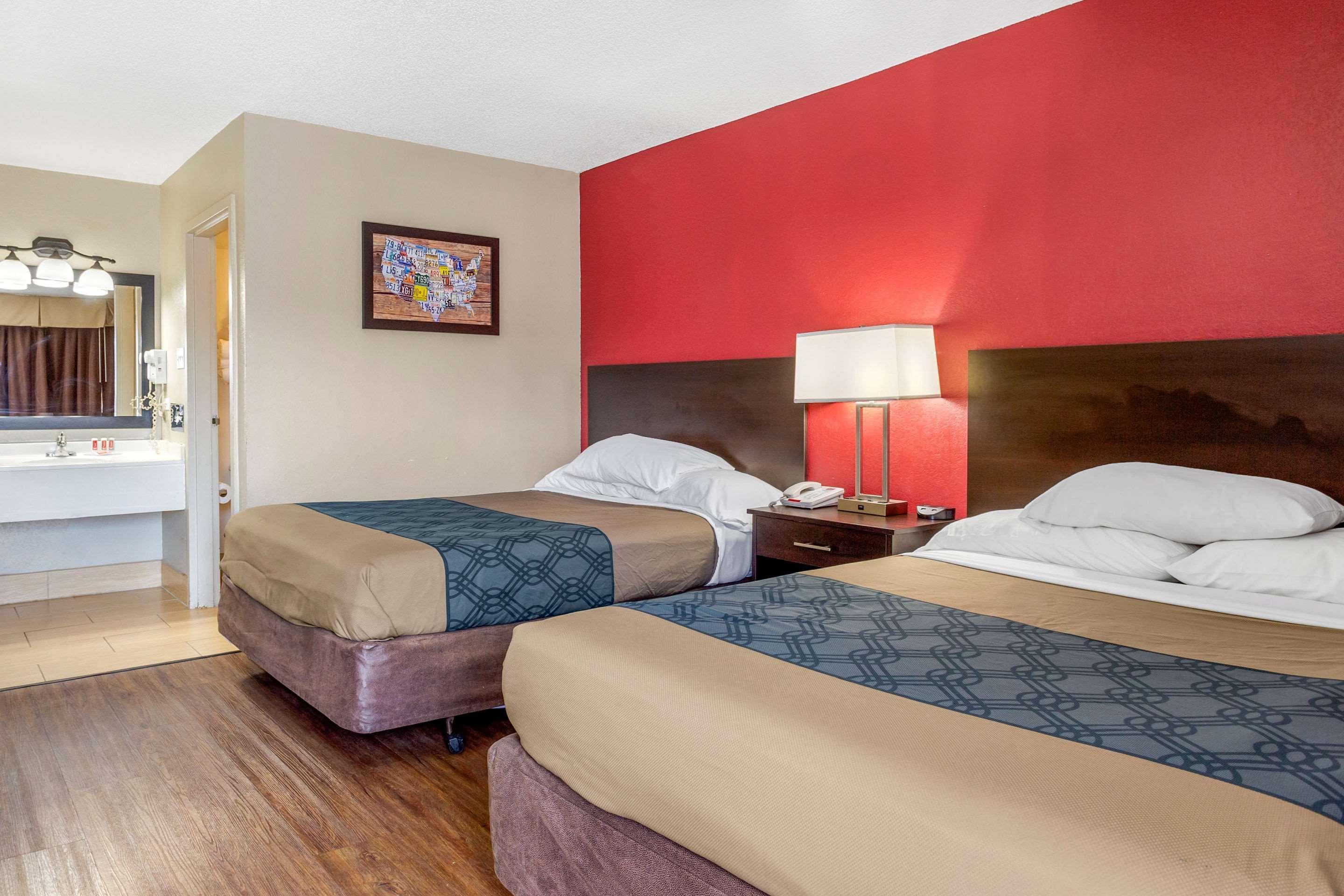 Shorewood Econo Lodge מראה חיצוני תמונה