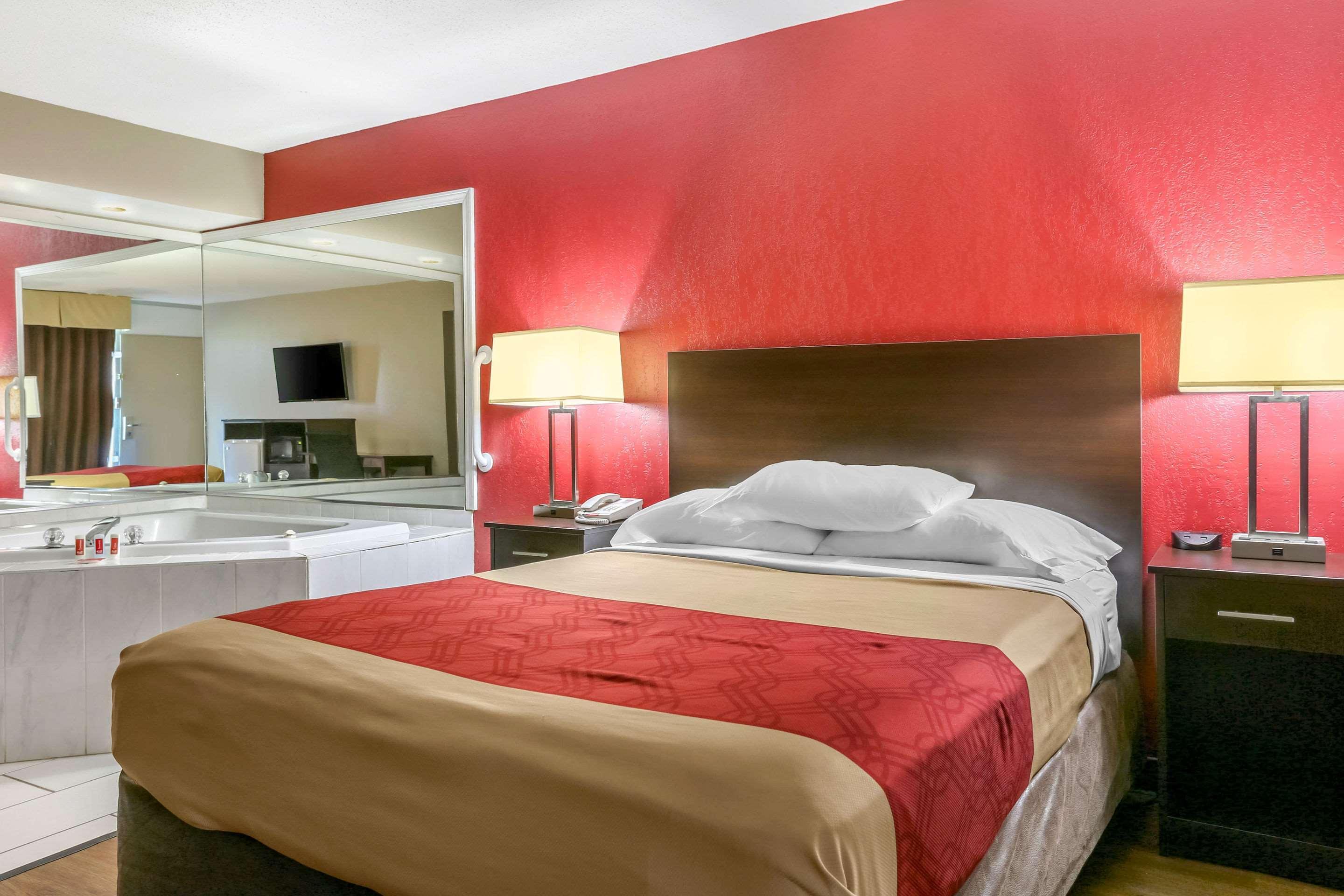 Shorewood Econo Lodge מראה חיצוני תמונה