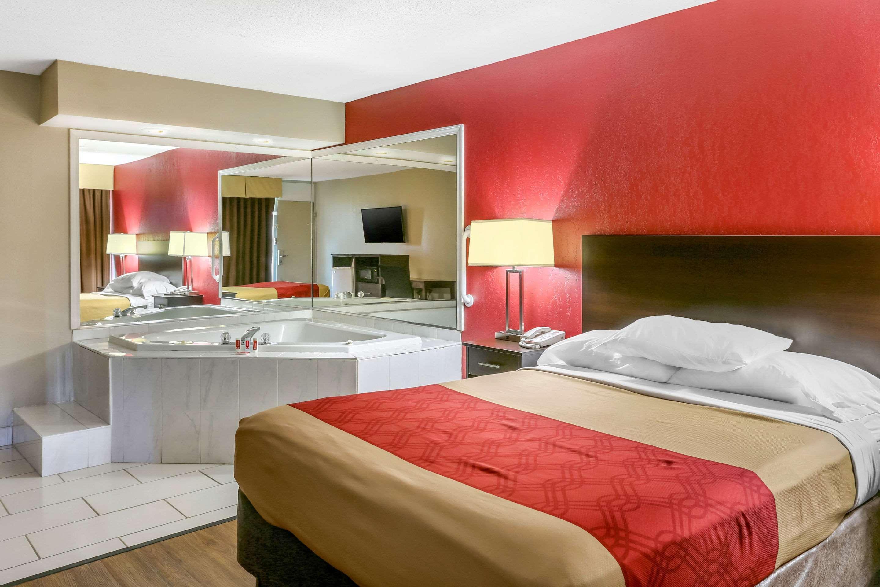 Shorewood Econo Lodge מראה חיצוני תמונה