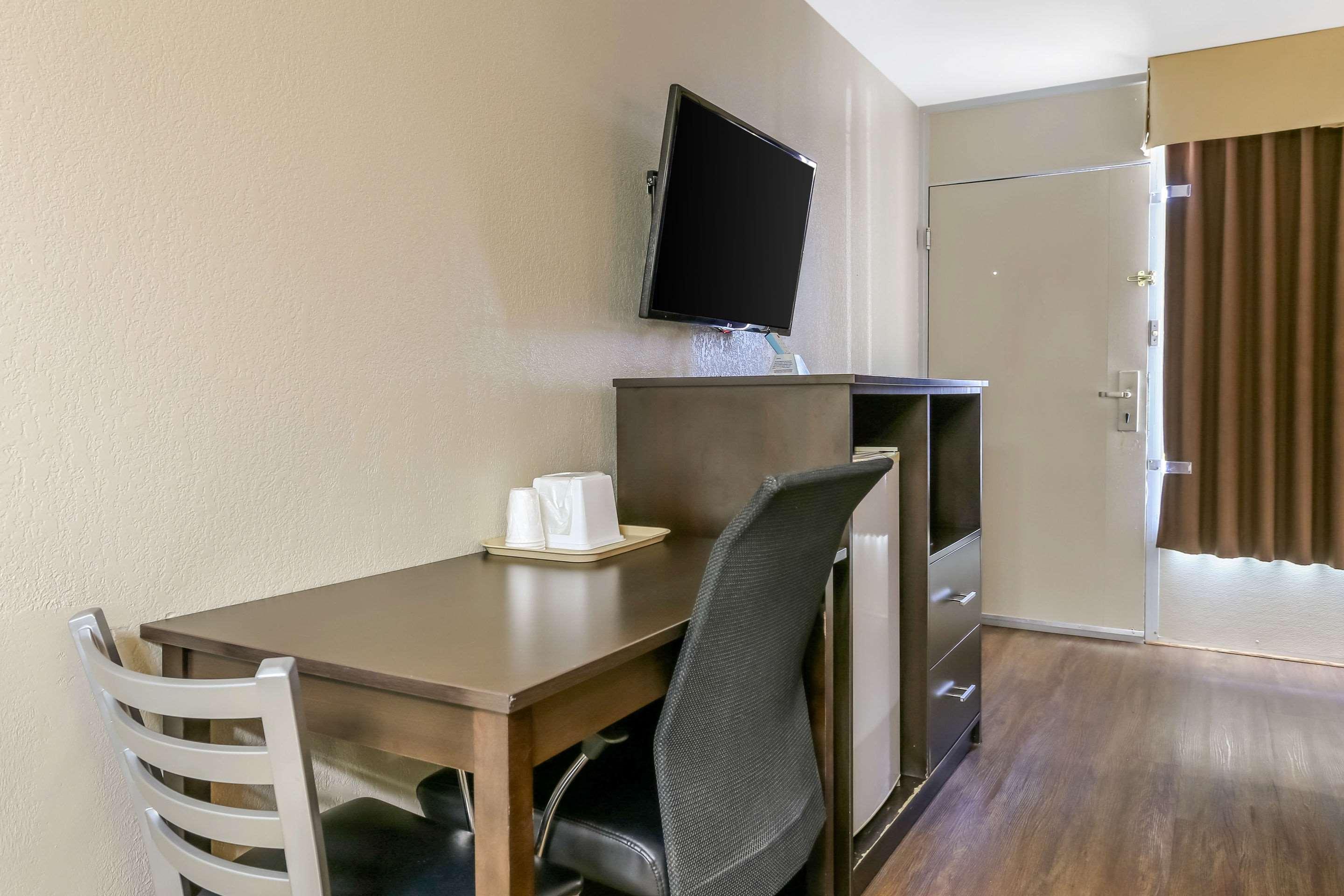 Shorewood Econo Lodge מראה חיצוני תמונה