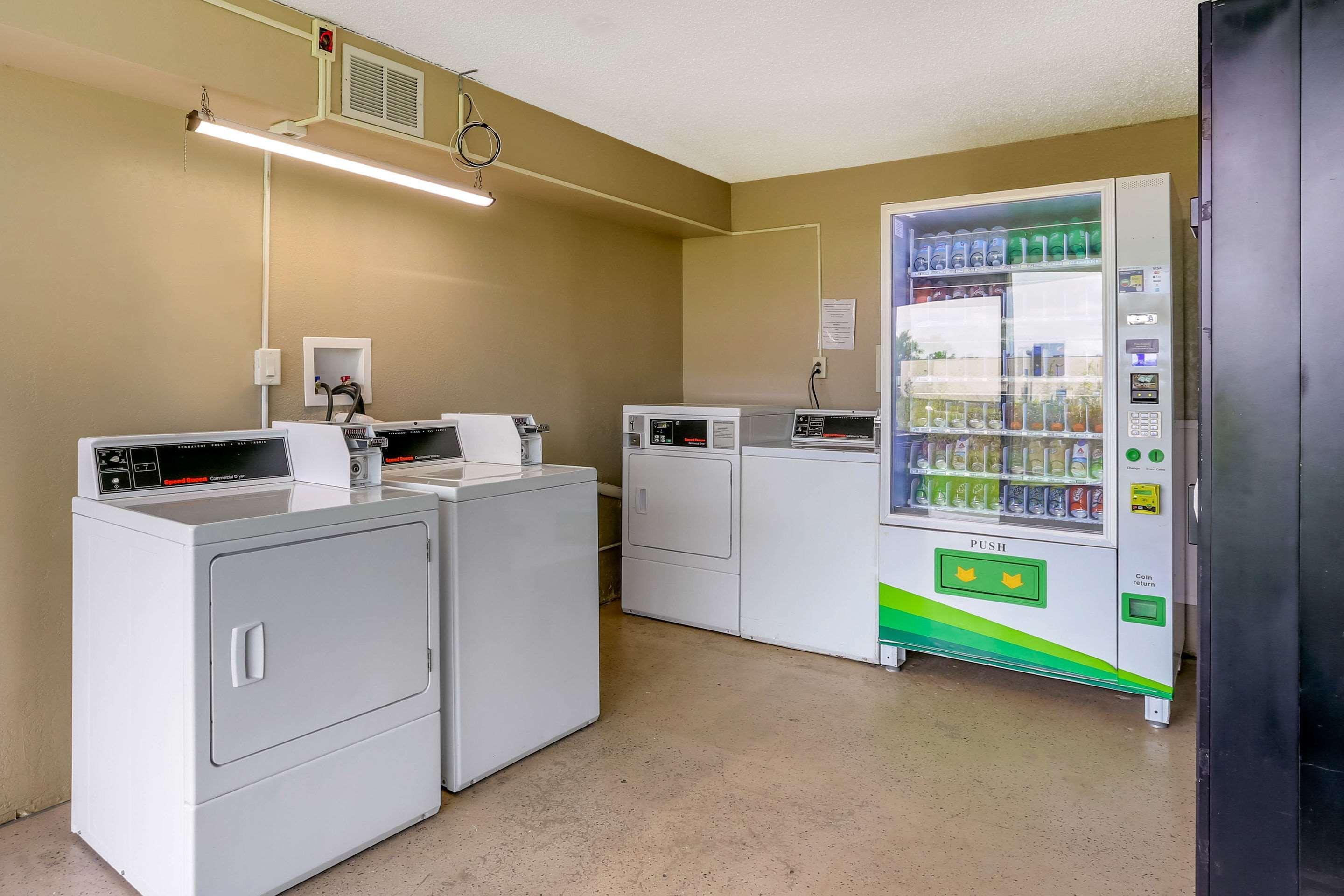 Shorewood Econo Lodge מראה חיצוני תמונה