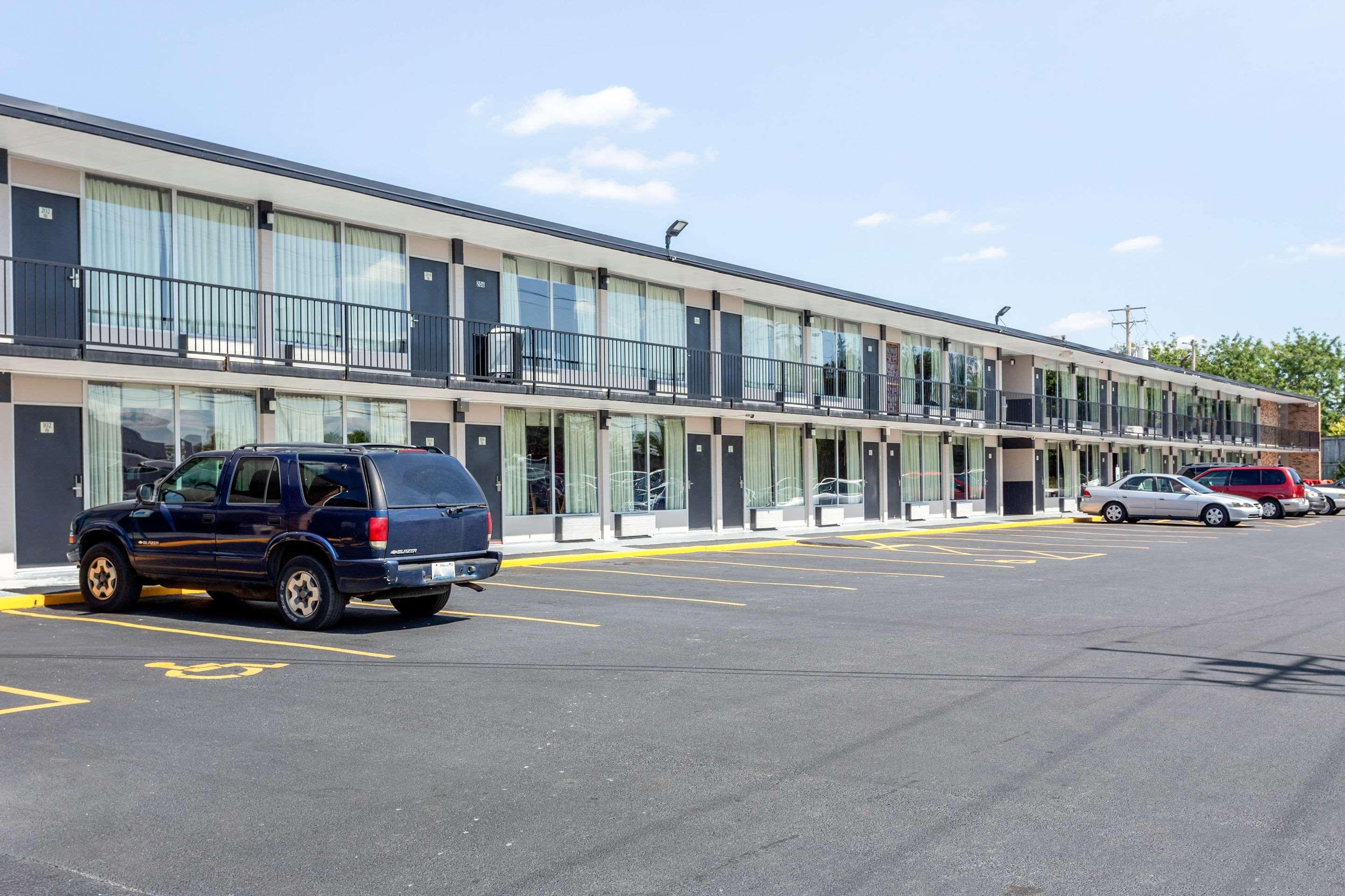 Shorewood Econo Lodge מראה חיצוני תמונה