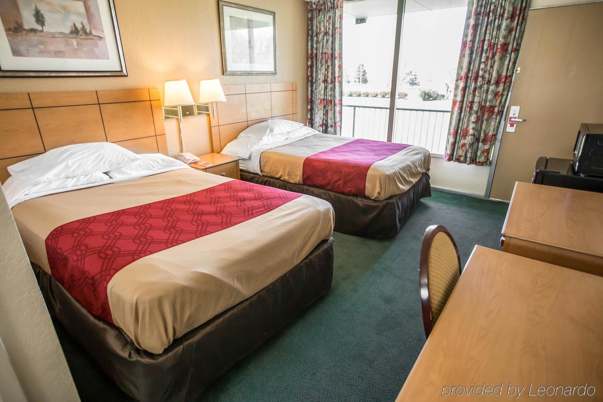 Shorewood Econo Lodge מראה חיצוני תמונה