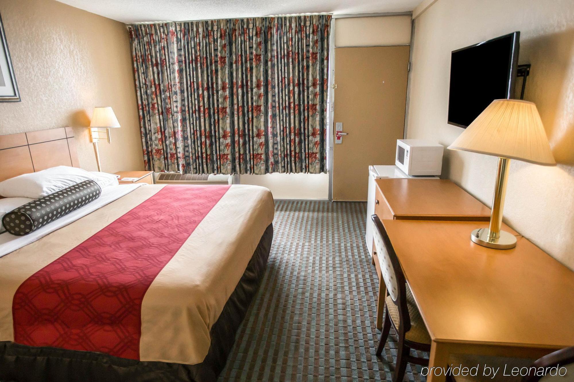 Shorewood Econo Lodge מראה חיצוני תמונה