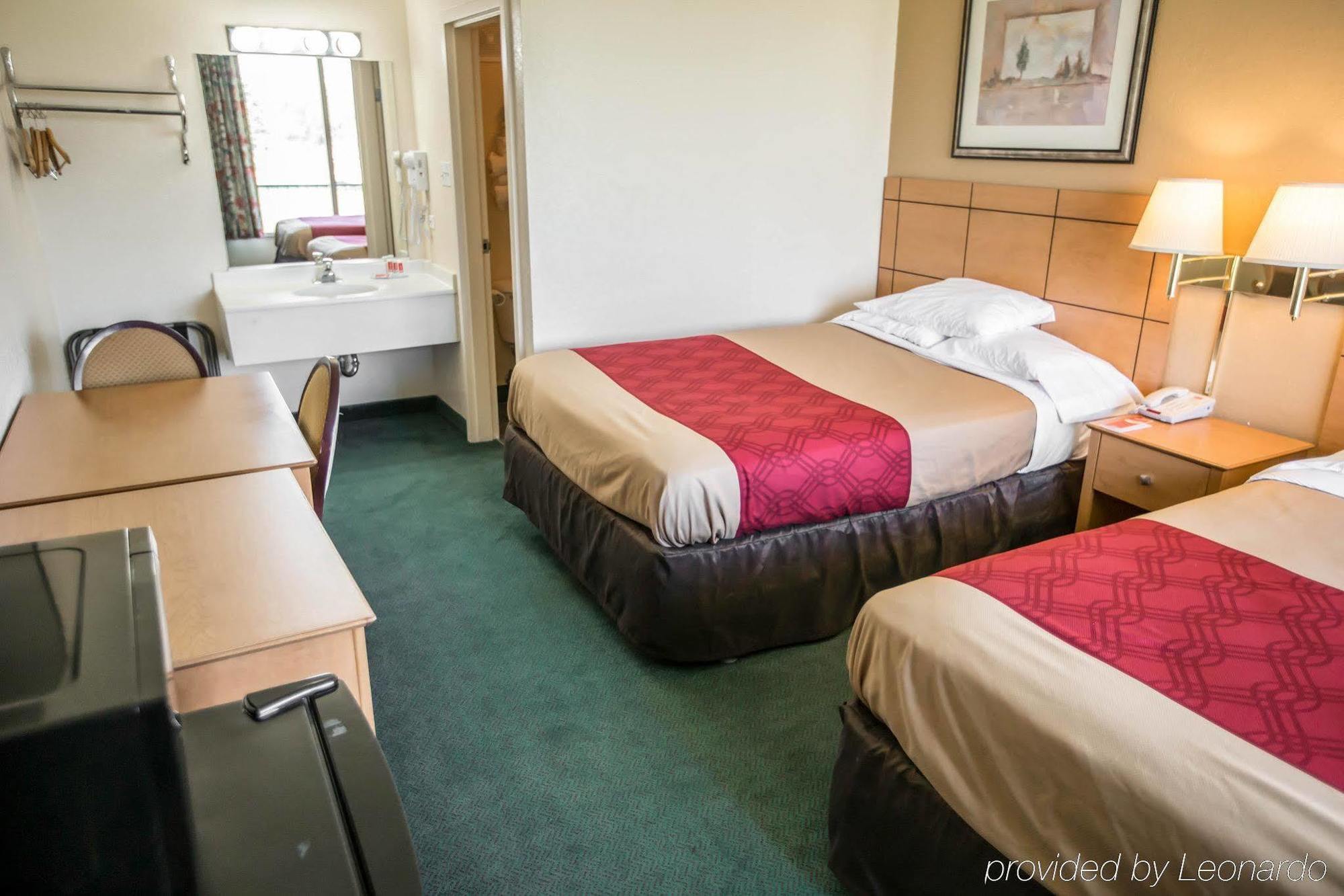 Shorewood Econo Lodge מראה חיצוני תמונה