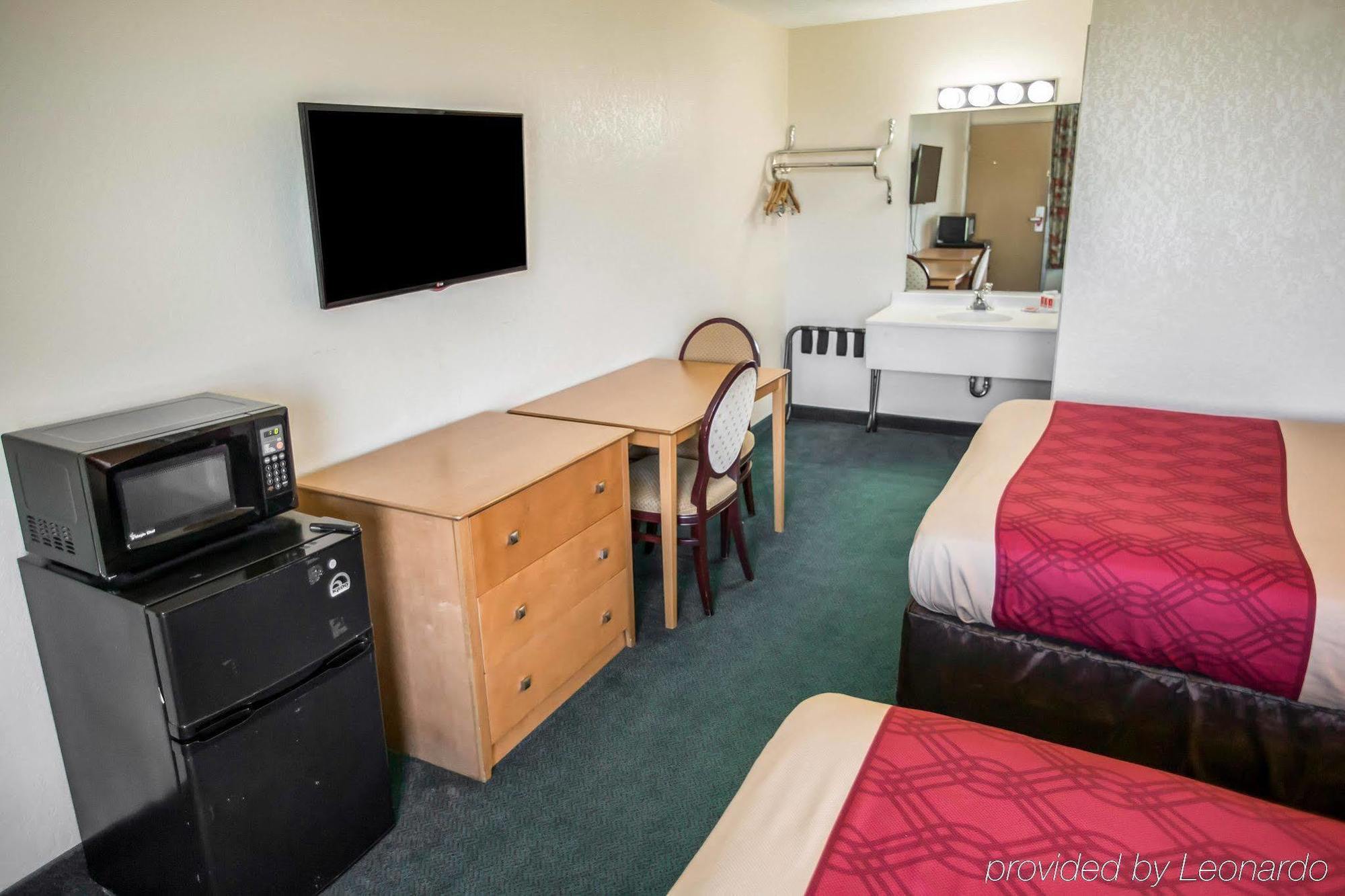 Shorewood Econo Lodge מראה חיצוני תמונה