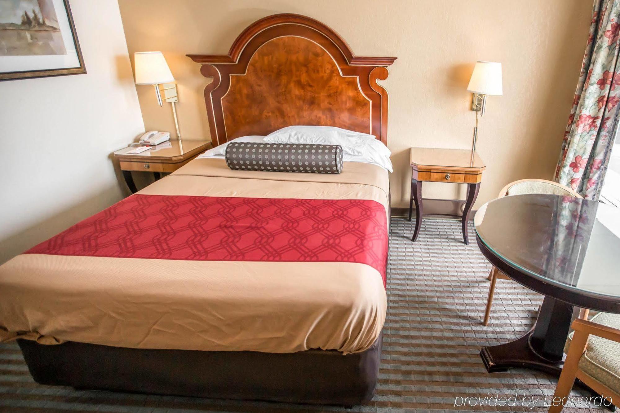 Shorewood Econo Lodge מראה חיצוני תמונה