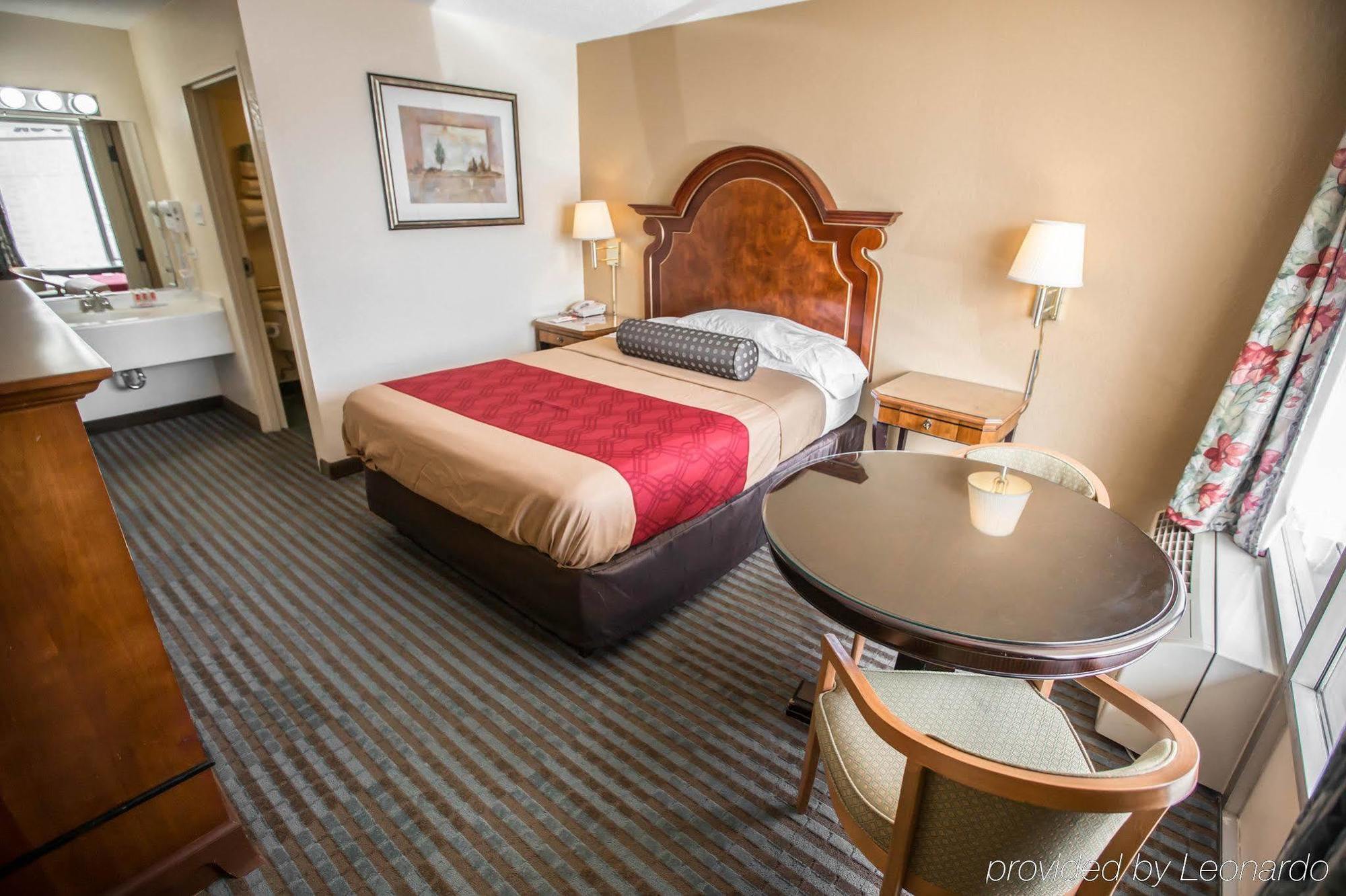 Shorewood Econo Lodge מראה חיצוני תמונה