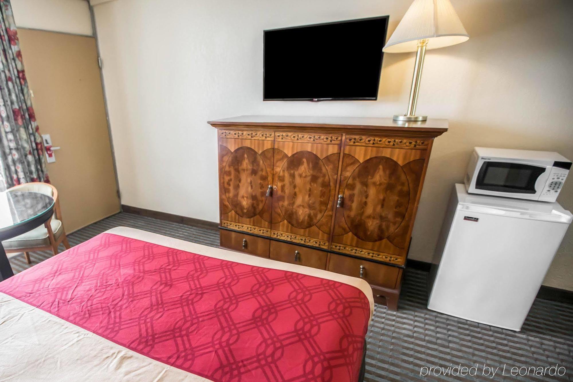 Shorewood Econo Lodge מראה חיצוני תמונה