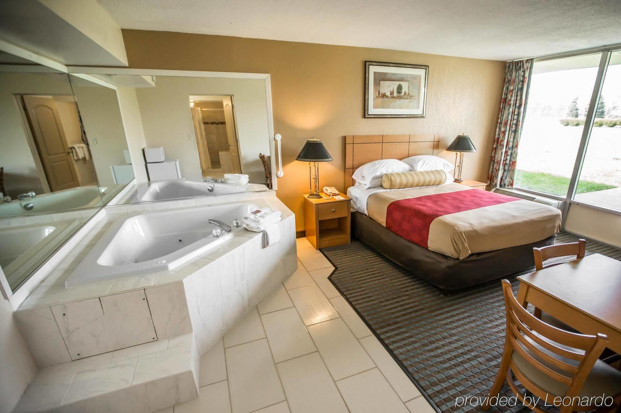 Shorewood Econo Lodge מראה חיצוני תמונה