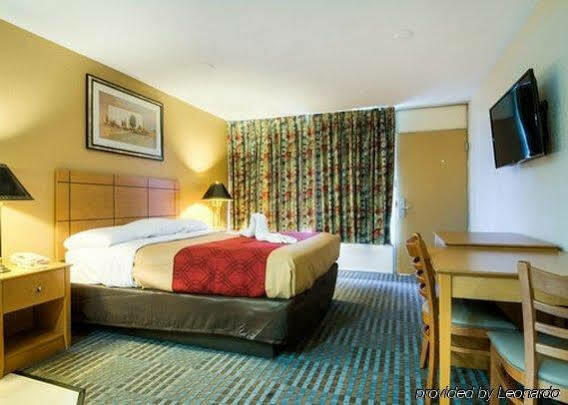 Shorewood Econo Lodge מראה חיצוני תמונה