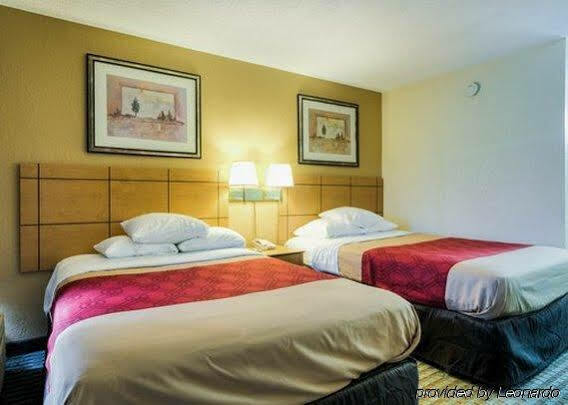 Shorewood Econo Lodge מראה חיצוני תמונה