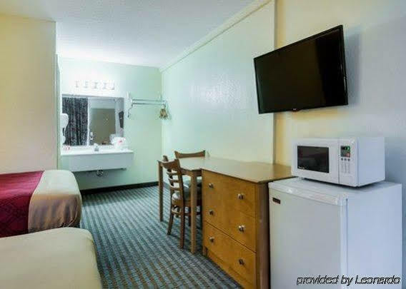 Shorewood Econo Lodge מראה חיצוני תמונה