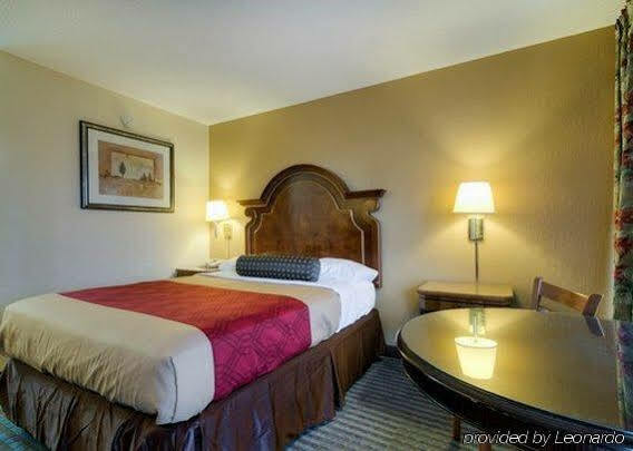 Shorewood Econo Lodge מראה חיצוני תמונה