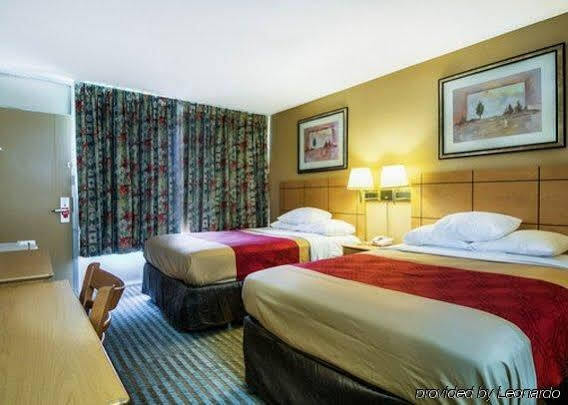 Shorewood Econo Lodge מראה חיצוני תמונה